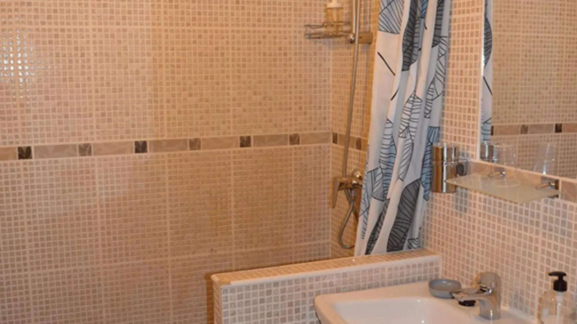Spacious Holiday Home With Pool Algamitas
